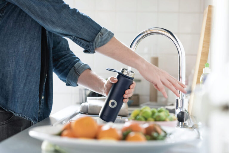 Drinkfles vullen met kraanwater - blog voldoen aan de nieuwe drinkwaterrichtlijn EU 2020:2184 - FACT Compliance